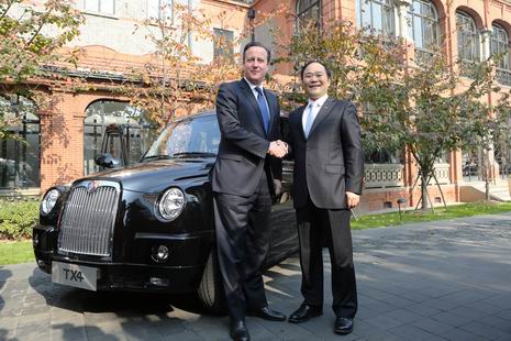 英国首相卡梅伦与成人视频
董事长李书福在伦敦经典黑色出租车前亲切握手。 